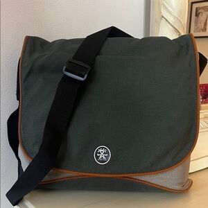 Crumpler Considerable Embarrassment laptop messenger bag